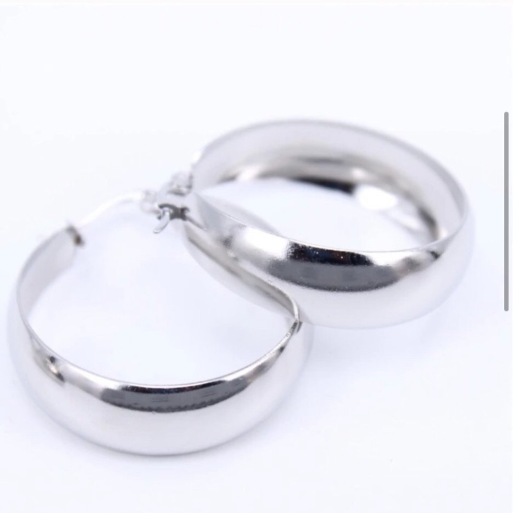 New 18K white Gold 2” Round Chunky hoop earrings - Picture 3 of 4